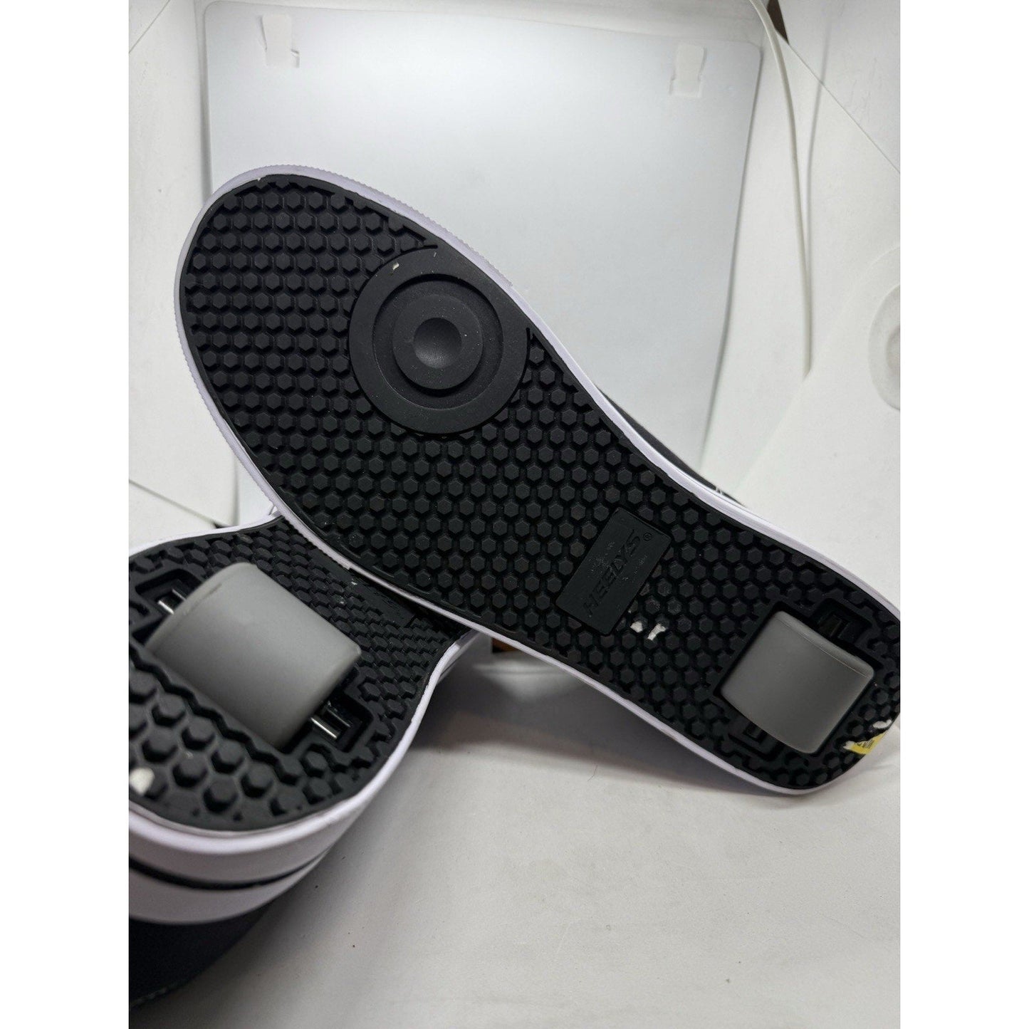 Heelys Men’s Size 11 Black Canvas Skate Shoes With Wheels HES10459 New Adult Fun - thriftgoblin