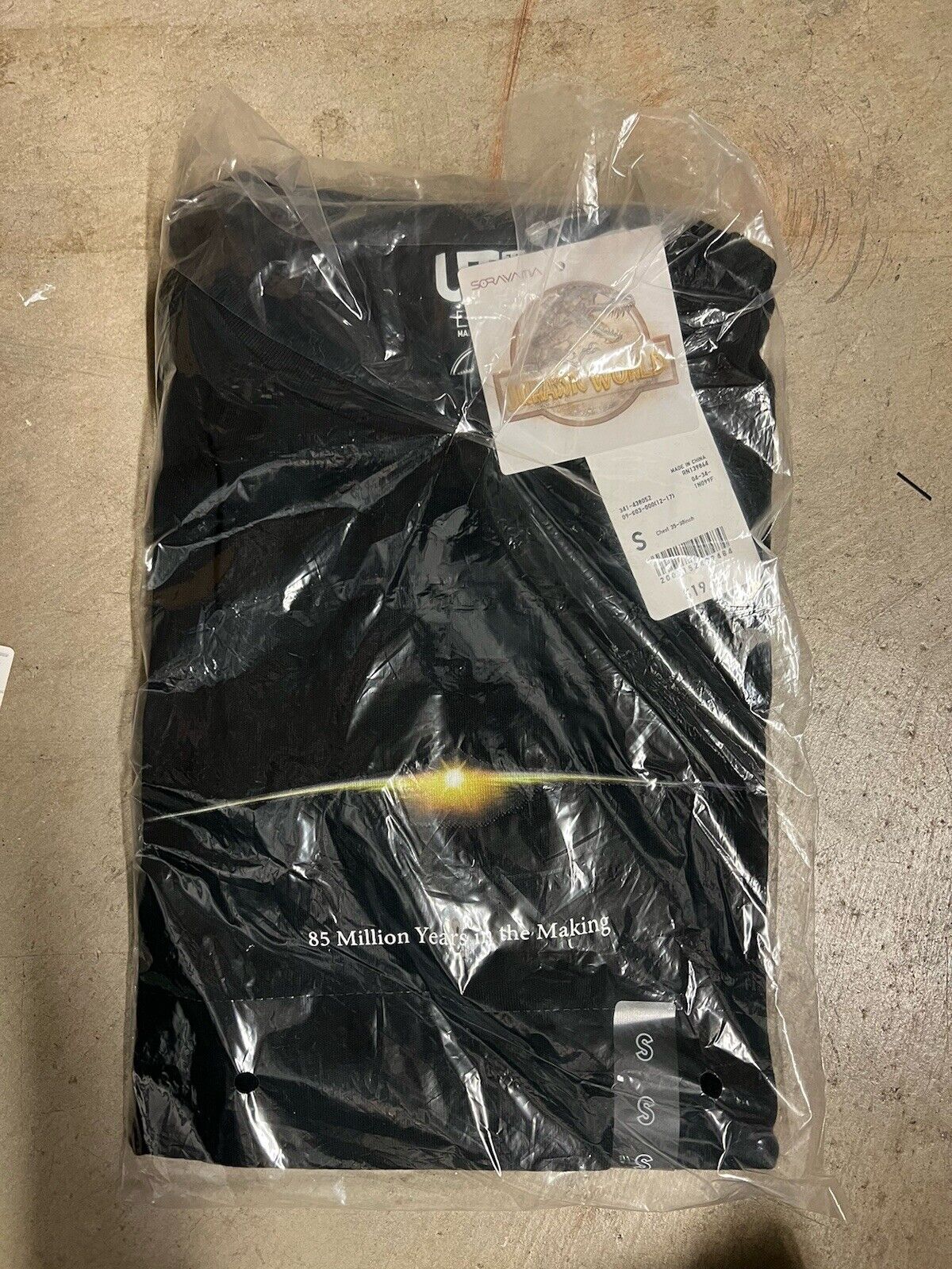 Jurassic World Collab Hajime Sorayama Uniqlo Black 85 Million Mens Shirt Small - thriftgoblin