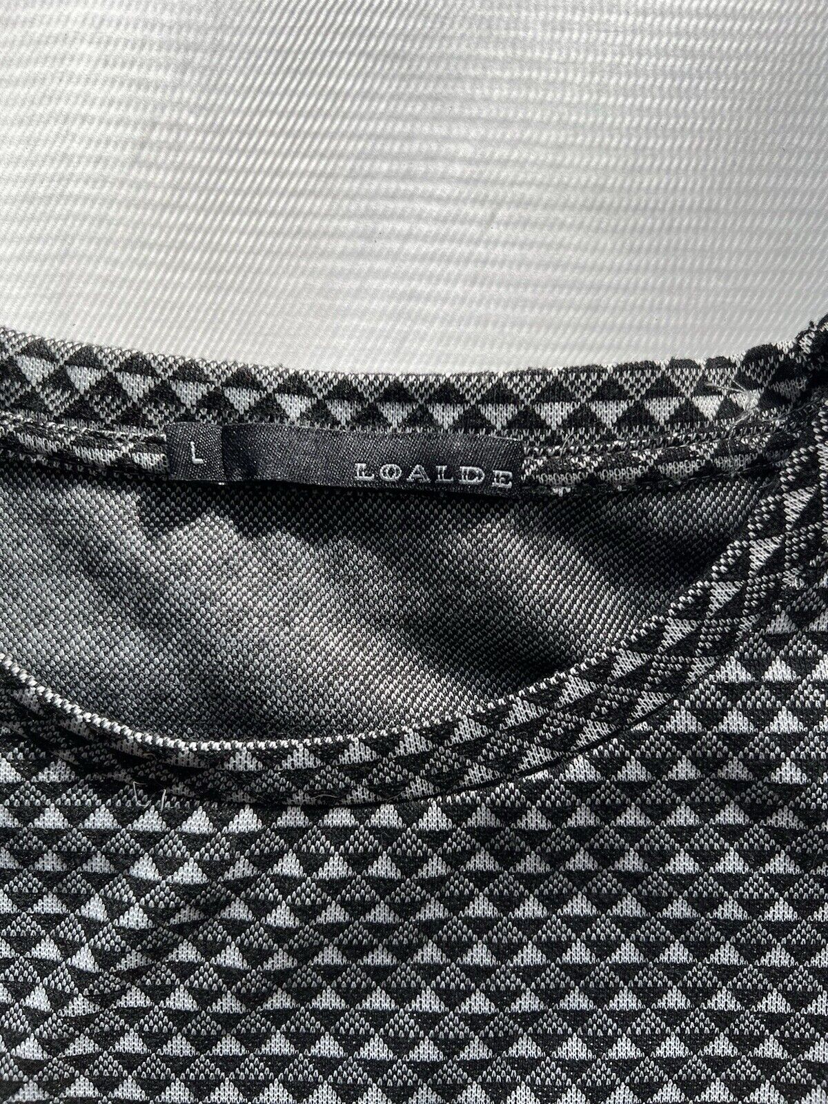 Loalde Geometric Hexagonal Crewneck Tshirt Gray Black Mens Large - thriftgoblin