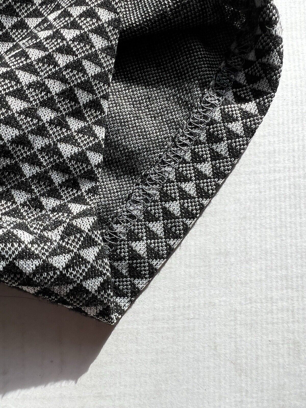 Loalde Geometric Hexagonal Crewneck Tshirt Gray Black Mens Large - thriftgoblin
