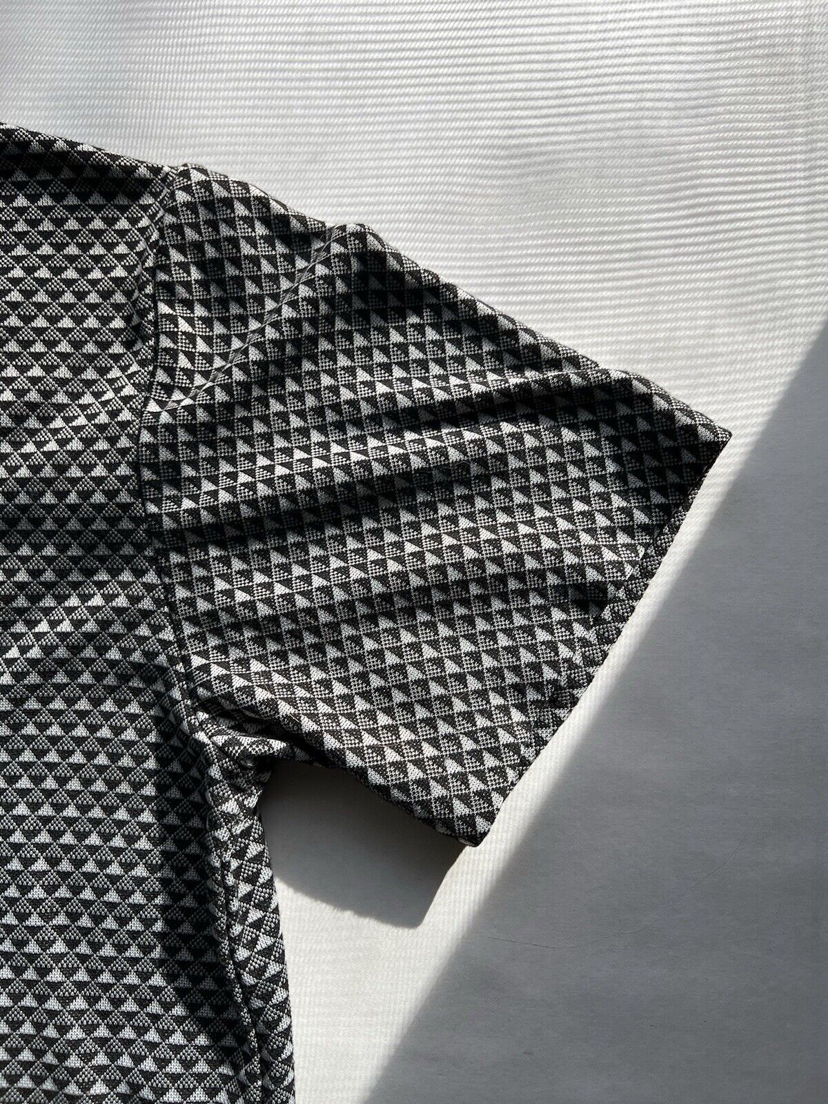 Loalde Geometric Hexagonal Crewneck Tshirt Gray Black Mens Large - thriftgoblin