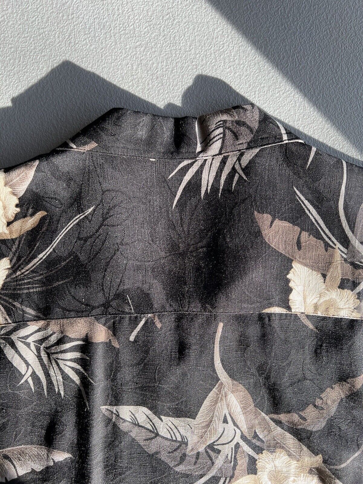 Van Heusen 100% Silk Dress Shirt Flowers. Casual. Black Mens XL. Machine wash. - thriftgoblin