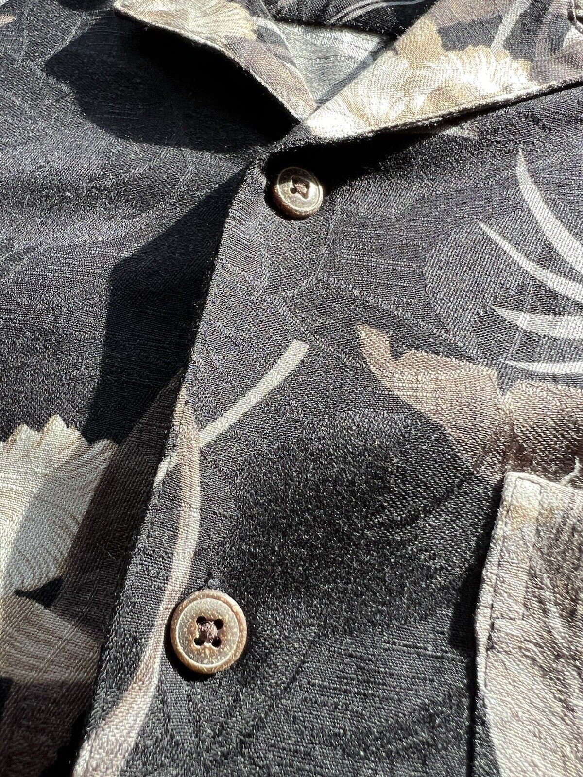 Van Heusen 100% Silk Dress Shirt Flowers. Casual. Black Mens XL. Machine wash. - thriftgoblin