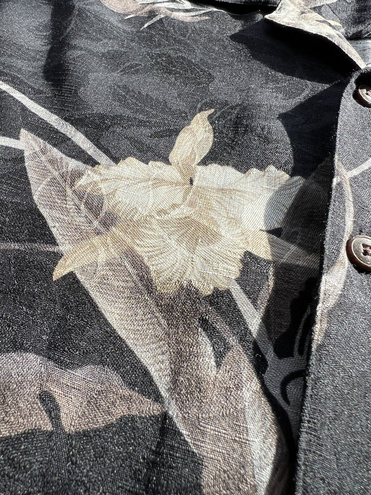Van Heusen 100% Silk Dress Shirt Flowers. Casual. Black Mens XL. Machine wash. - thriftgoblin