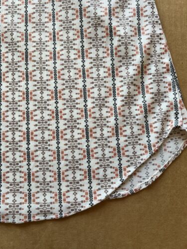 Wing Kee of Hong Kong Button Up Shirt Short Sleeve Mens White Slim Geometric - thriftgoblin