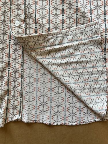 Wing Kee of Hong Kong Button Up Shirt Short Sleeve Mens White Slim Geometric - thriftgoblin