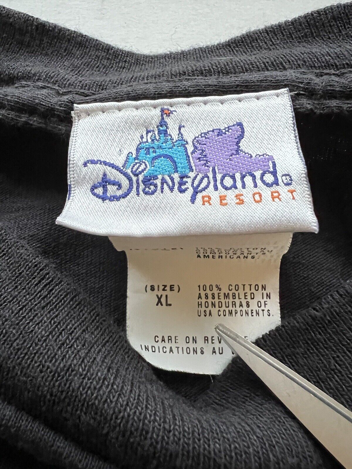 Y2K Disneyland Resort Pirates of the Caribbean T-shirt Dead Men Tell No Tales - thriftgoblin