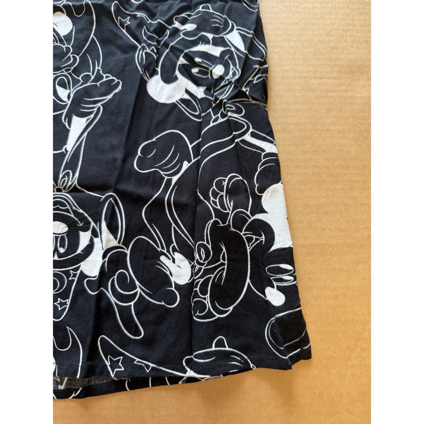 Disney Divided Men’s Size XL Shirt Black White Patterned Mickey Mouse Sorcerer