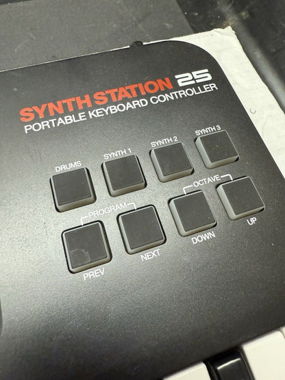 Akai SynthStation 25 iPad MIDI Portable Keyboard Controller Synth Station - thriftgoblin
