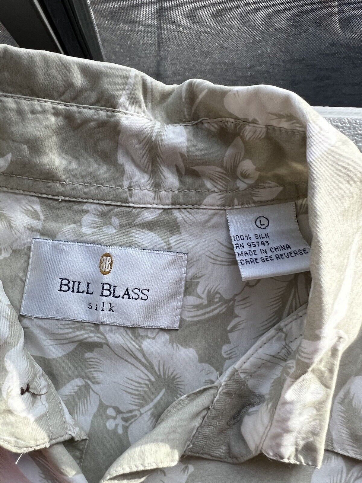 Bill Blass 100% Silk Floral Tan Short Sleeve Button Down Shirt Size Large Men’s - thriftgoblin