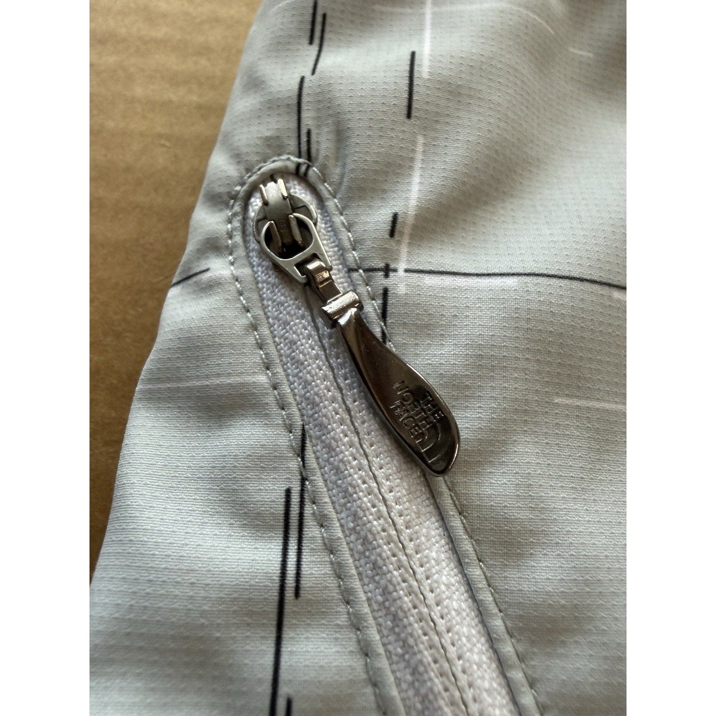 The North Face Women’s Shorts Size Large White Gray Plaid Zip Pocket Hiking - thriftgoblin