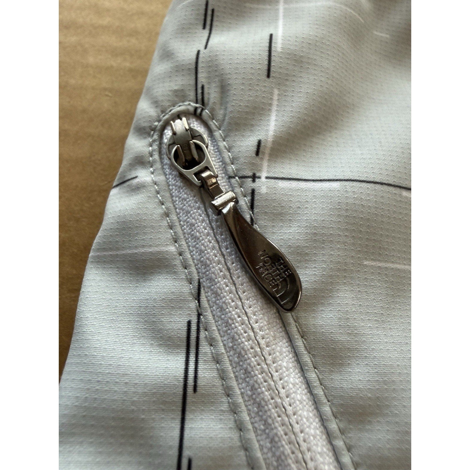 The North Face Women’s Shorts Size Large White Gray Plaid Zip Pocket Hiking - thriftgoblin