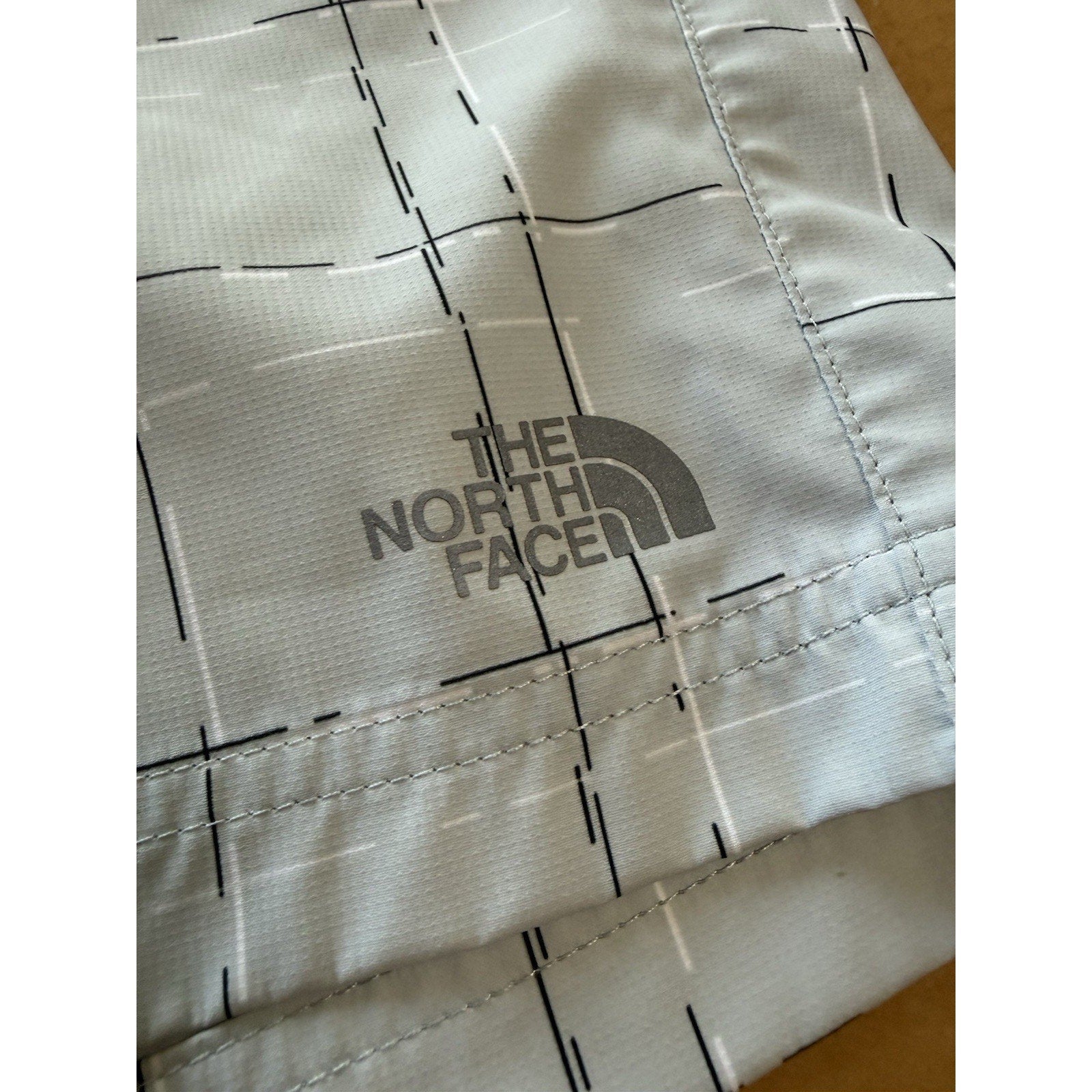 The North Face Women’s Shorts Size Large White Gray Plaid Zip Pocket Hiking - thriftgoblin